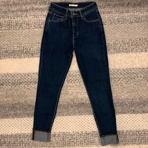 Levi’s 721 high rise skinny dark wash denim jeans. Size 25.